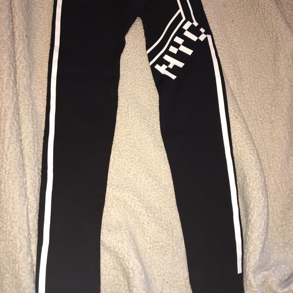 Graphic black and white leggings. - Picture 3 of 3